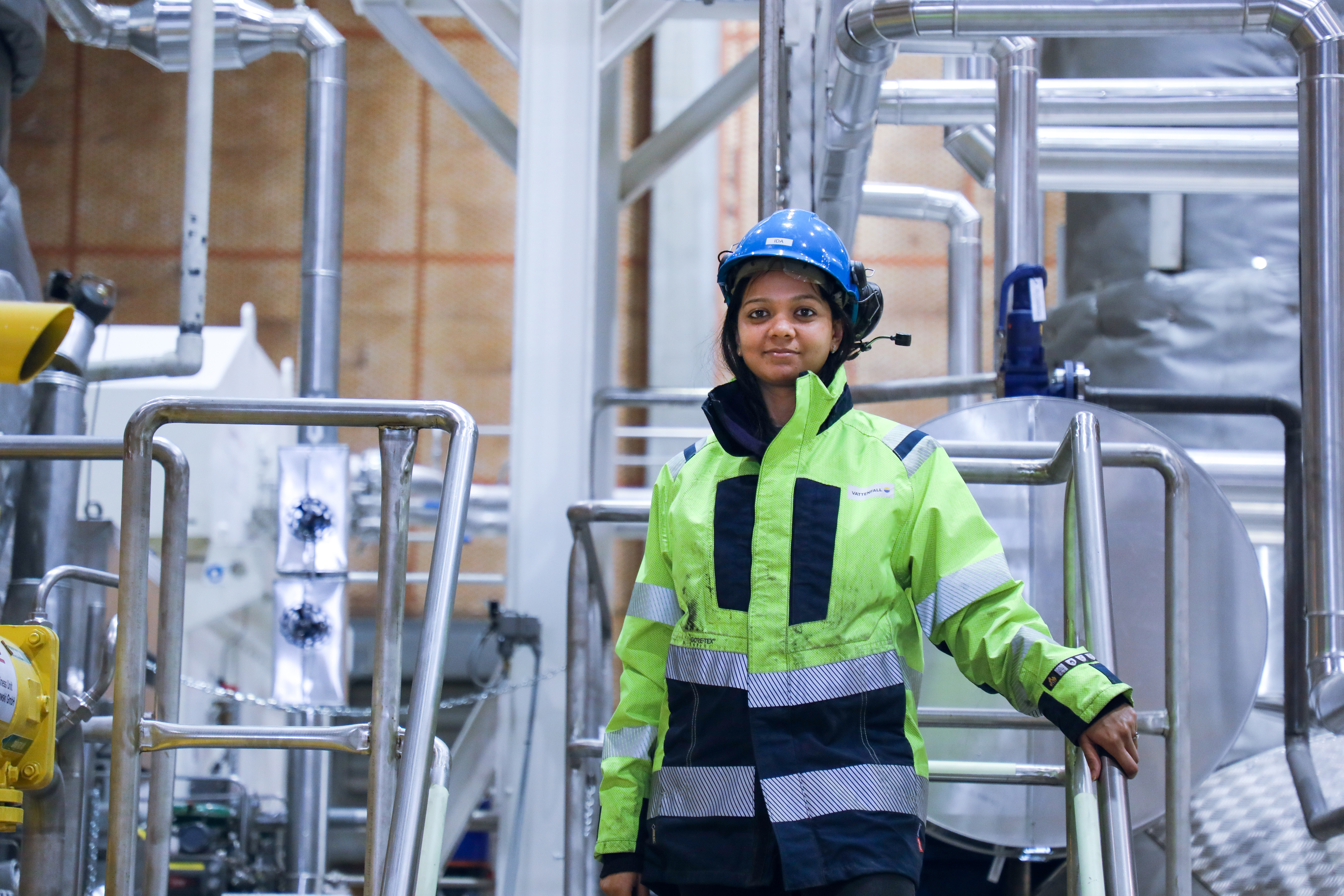 Kvindelig ansat på Uppsala kraftvarmeværk i Sverige