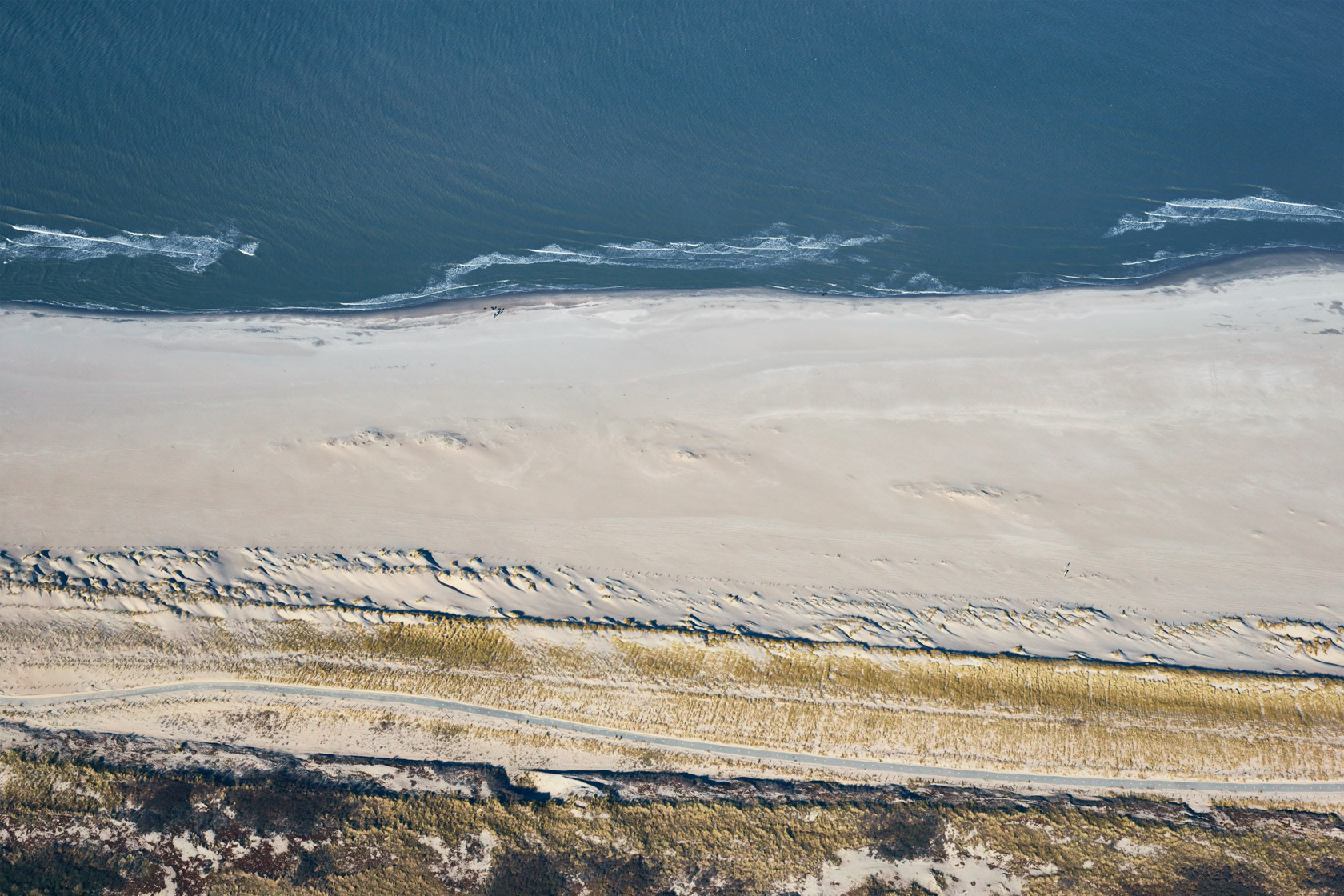 Luftfoto af en strand